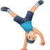 Facebook上的侧手翻的男人：浅肤色emoji表情