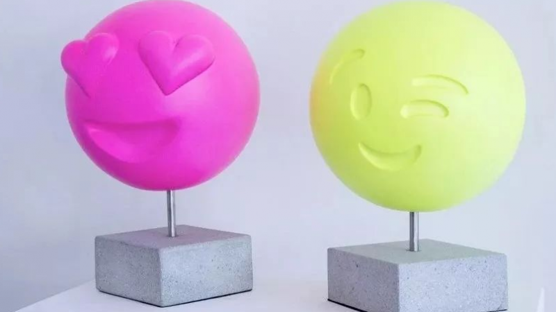 打造Emoji艺术雕塑的他，还是一个标准的斜杠青年