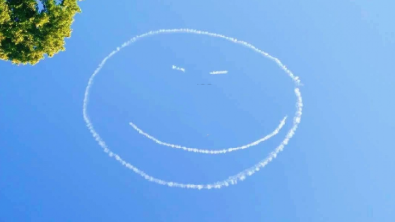 布里斯托上空惊现笑脸emoji？英国皇家空军退役飞行员暖心空中特技鼓舞布里斯托人